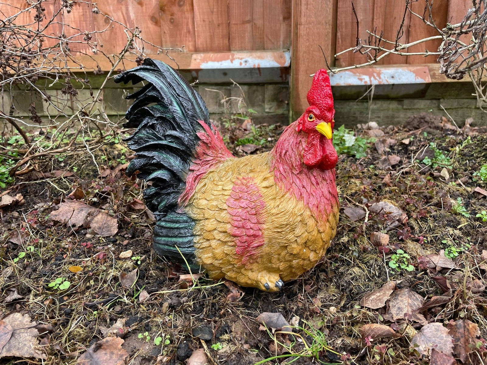 4 Chicken Garden Statues Worth Considering